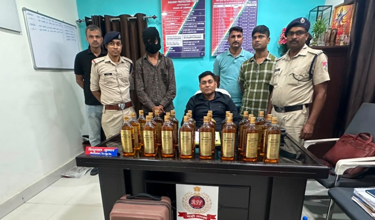 24 bottles of illicit liquor seized at Ranchi Railway Station; youth arrested while transporting them to Bihar.