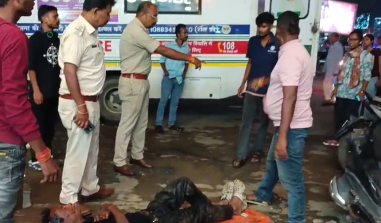 Traffic police show humanity; rush unconscious unidentified man to Sadar Hospital.