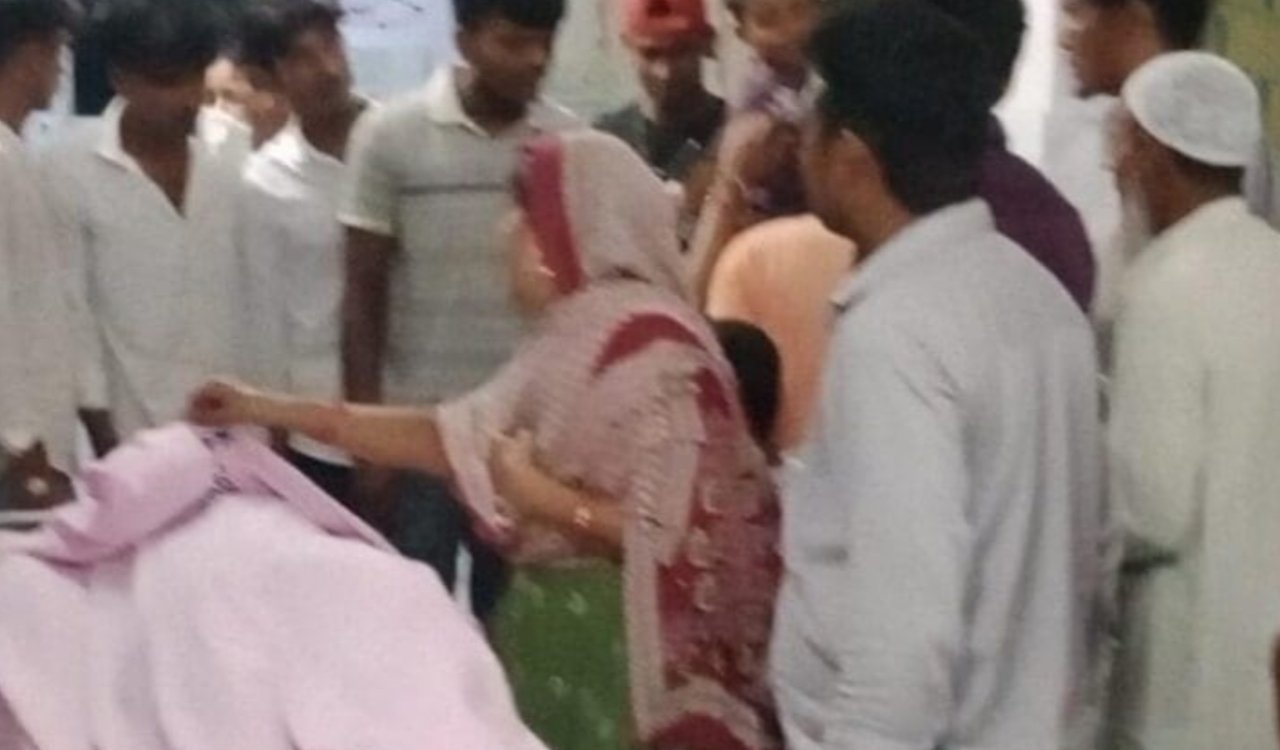 Tragic road accident in Rajmahal: Hyva truck rams into a Toto carrying a pregnant woman to the hospital; two dead, four injured.