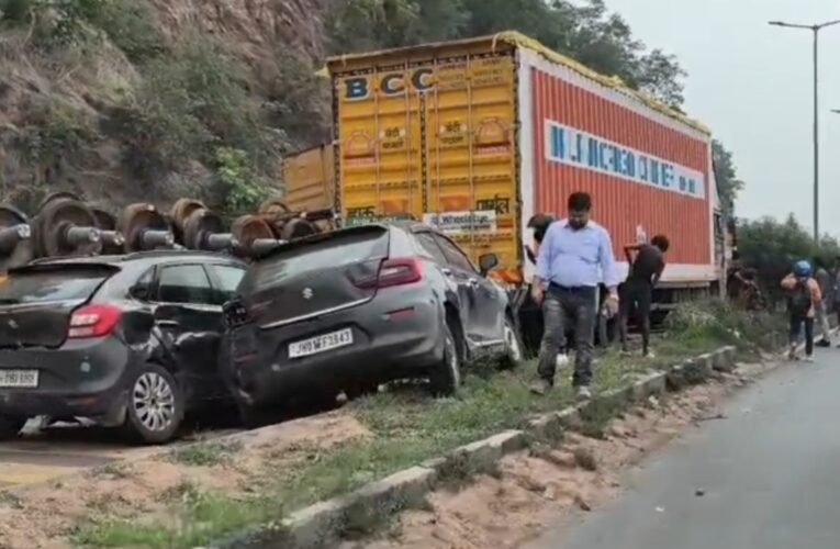 Out-of-control trailer wreaks havoc in Chutupalu Valley, crushing several vehicles; 15–20 people injured.