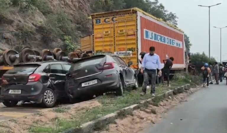 चुटुपालू घाटी में बेकाबू ट्रेलर का कहर, कई वाहनों को रौंदा; 15-20 लोग घायल