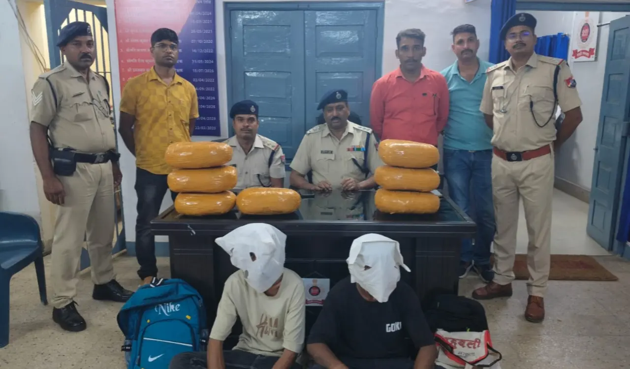 14 kg of cannabis seized at Hatia Railway Station; two smugglers arrested.