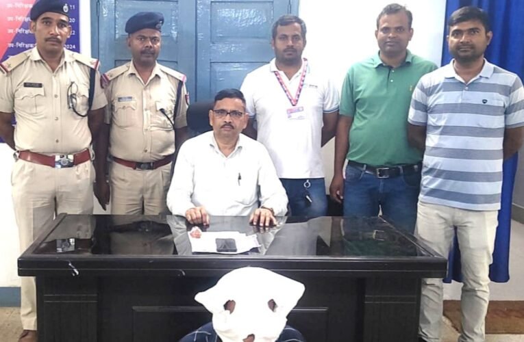 Illegal e-ticketing racket busted at Hatia station; RPF arrests accused.