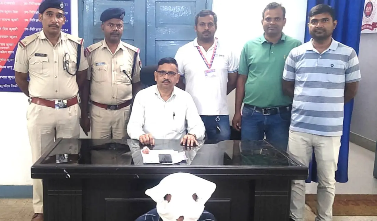Illegal e-ticketing racket busted at Hatia station; RPF arrests accused.