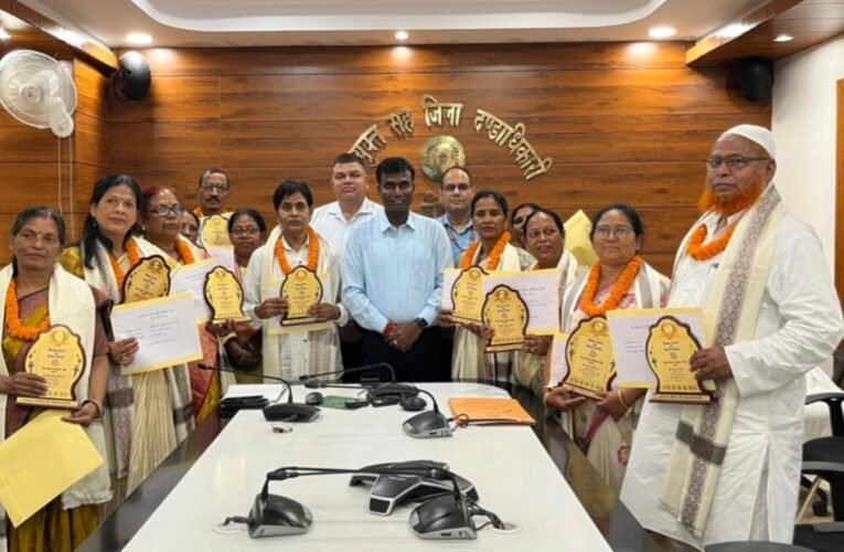 Retired teachers honored in Ranchi; 11 teachers and 2 staff members felicitated at the 'Pension Darbar'.