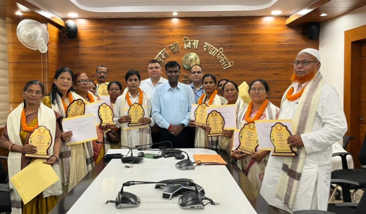 Retired teachers honored in Ranchi; 11 teachers and 2 staff members felicitated at the 'Pension Darbar'.