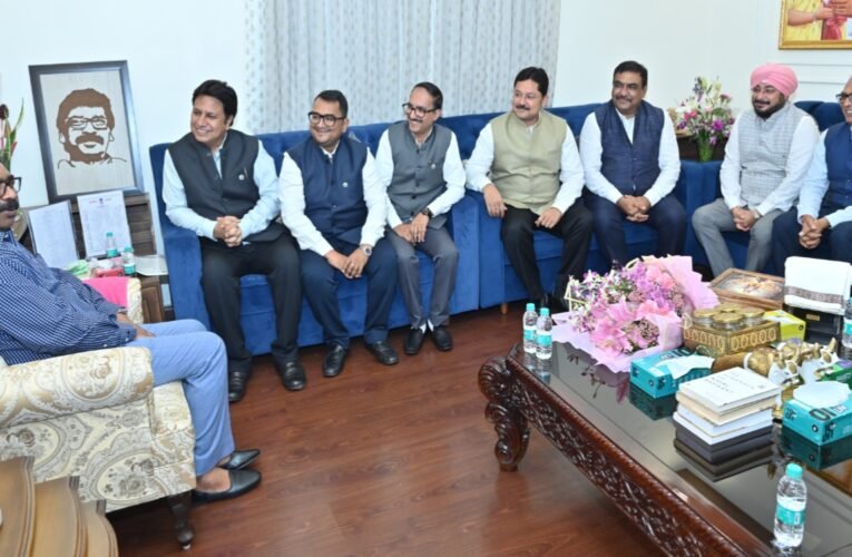 A delegation from the Jharkhand Chamber of Commerce met the Chief Minister and invited him to be the chief guest at a state-level conference.