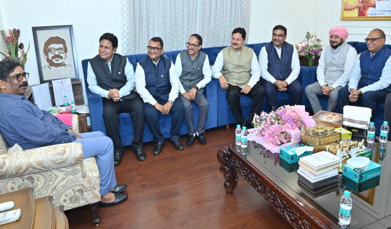 A delegation from the Jharkhand Chamber of Commerce met the Chief Minister and invited him to be the chief guest at a state-level conference.