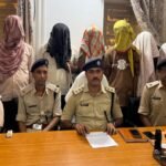 धनबाद पुलिस की बड़ी कार्रवाई: साइबर ठगों का अंतरराज्यीय गिरोह ध्वस्त, होटल से 9 शातिर गिरफ्तार Dhanbad Police Raid Online Gaming Fraud, Money