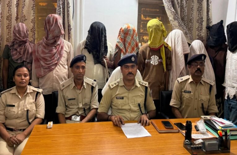 धनबाद पुलिस की बड़ी कार्रवाई: साइबर ठगों का अंतरराज्यीय गिरोह ध्वस्त, होटल से 9 शातिर गिरफ्तार