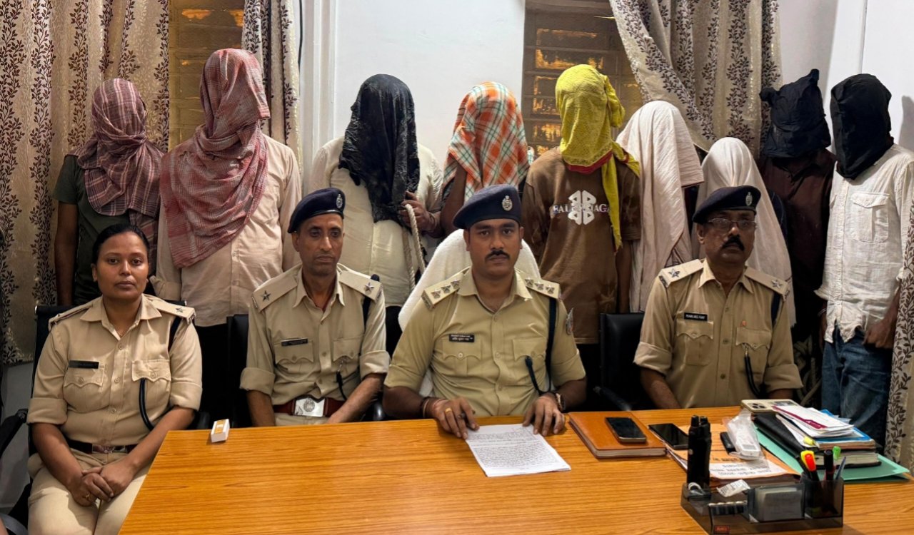 Dhanbad  Police Raid Online Gaming Fraud, Money 