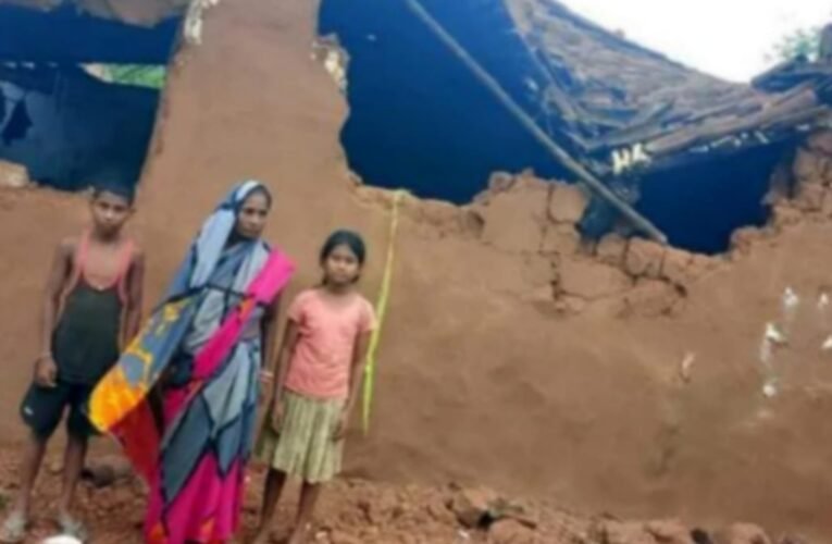 खूंटी में जंगली हाथी का आतंक: तीन कच्चे मकान ढहाए, परिवारों ने भागकर बचाई जान