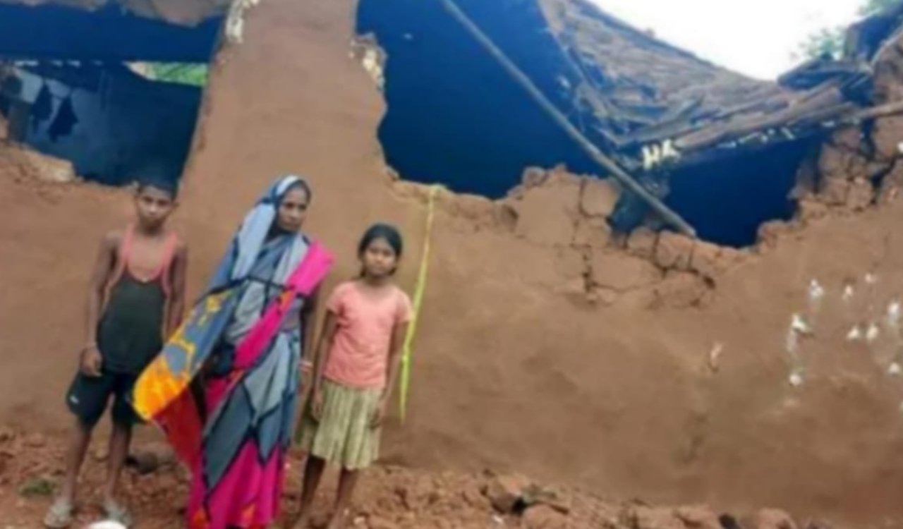 Rampage by a wild elephant in Khunti: Three mud houses demolished; families fled to save their lives.