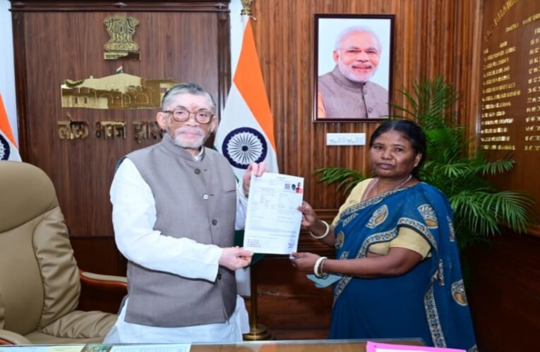 मतदाता सूची पुनरीक्षण: राज्यपाल संतोष कुमार गंगवार ने  पहले अपना फार्म भरा फिर नागरिकों से प्रपत्र भरने का किया आह्वान..