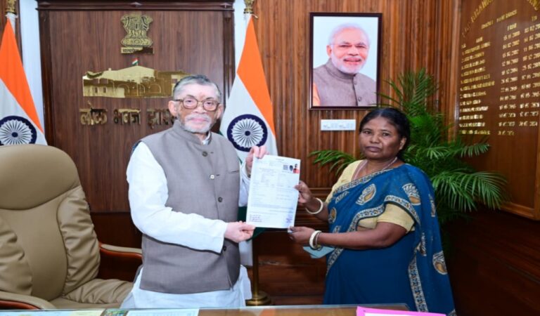 मतदाता सूची पुनरीक्षण: राज्यपाल संतोष कुमार गंगवार ने  पहले अपना फार्म भरा फिर नागरिकों से प्रपत्र भरने का किया आह्वान..
