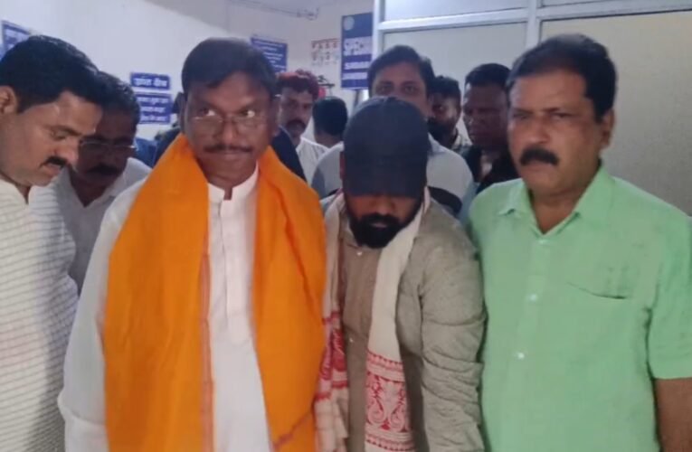 ब्रेन मलेरिया पर पूर्व मुख्यमंत्री अर्जुन मुंडा की चिंता, सदर अस्पताल पहुंचकर भर्ती बच्चों का जाना हाल