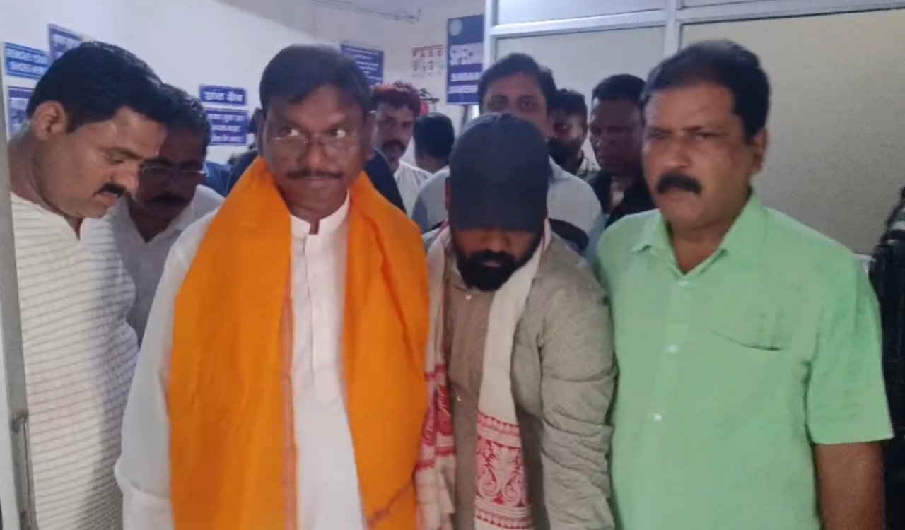 Former Chief Minister Arjun Munda expresses concern over brain malaria; visits Sadar Hospital to inquire about the condition of admitted children.