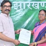 मुख्यमंत्री हेमन्त सोरेन ने भरा SIR प्रपत्र, मतदाताओं से समय पर सत्यापन कराने की अपील Chief Minister Hemant Soren fills out the SIR form; appeals to voters to complete verification on time.