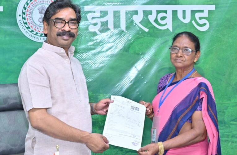 Chief Minister Hemant Soren fills out the SIR form; appeals to voters to complete verification on time.