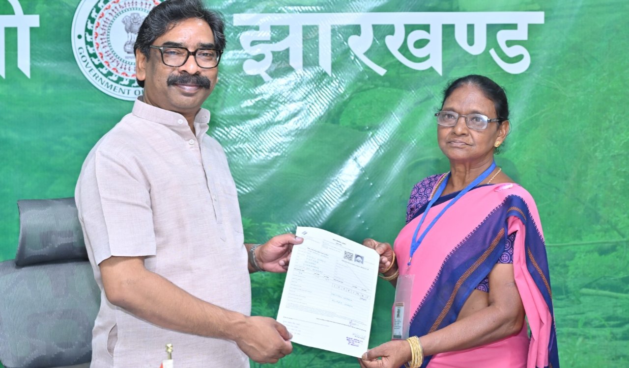 Chief Minister Hemant Soren fills out the SIR form; appeals to voters to complete verification on time.