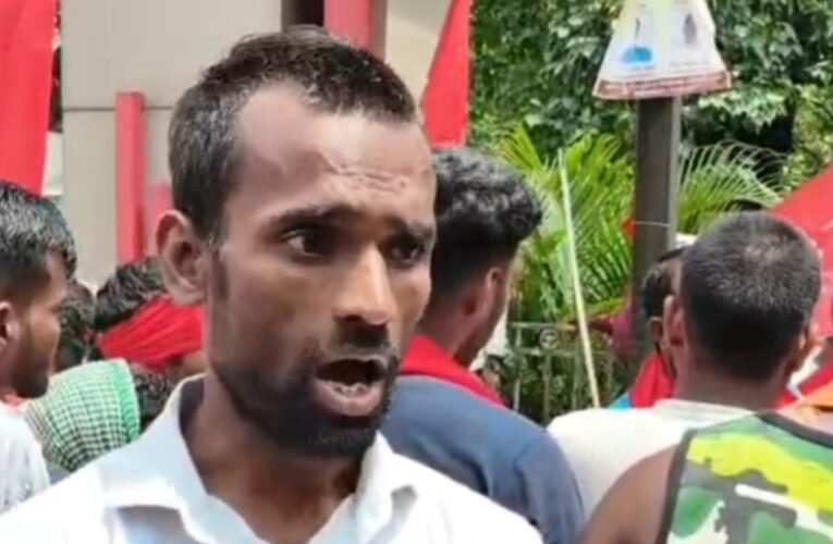 रेलवे पार्किंग में अवैध वसूली के खिलाफ टोटो चालकों का प्रदर्शन, डीआरएम कार्यालय पर दिया धरना