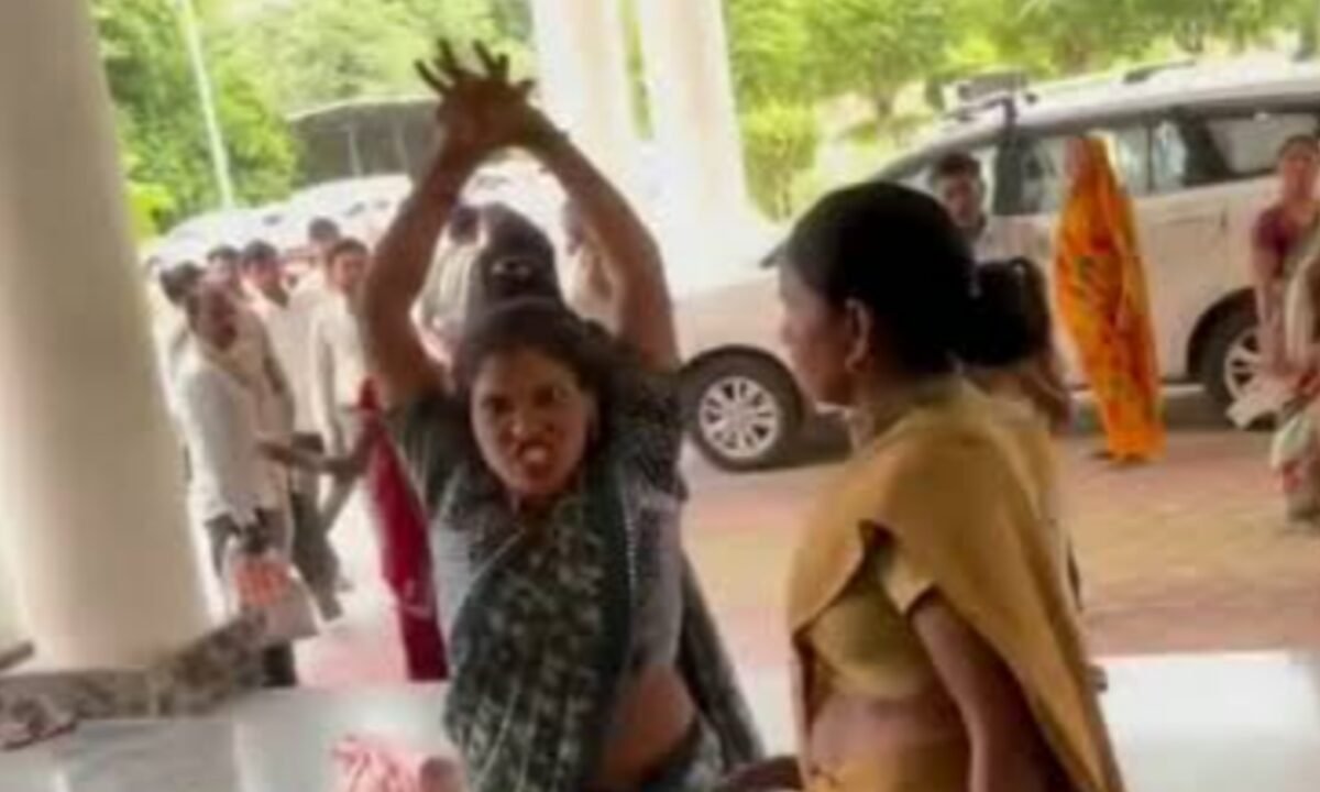 High-voltage drama by two women at the Morena Collectorate; 'Nagin dance' and an enactment of 'Maa Kali' caused a stir.