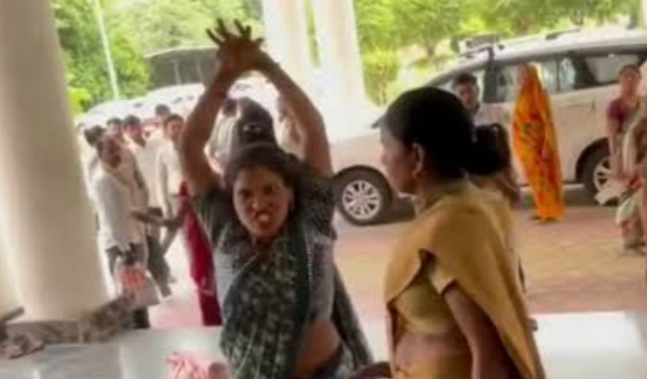 High-voltage drama by two women at the Morena Collectorate; 'Nagin dance' and an enactment of 'Maa Kali' caused a stir.