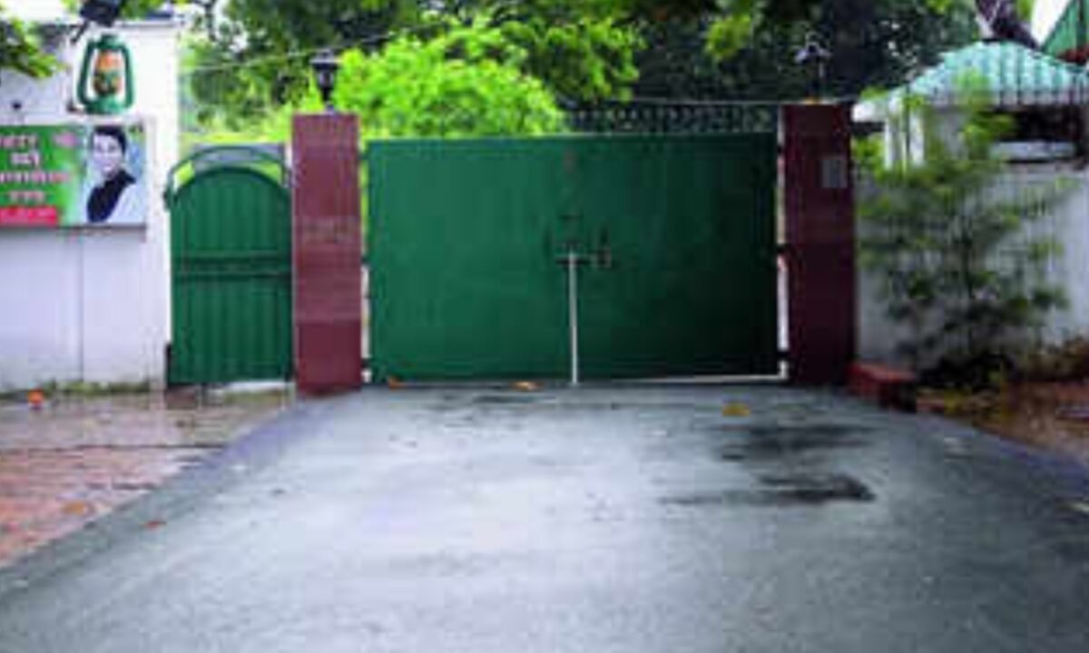 10 Circular Road vacated after 20 years; Rabri Devi and her family have shifted to a new residence.
