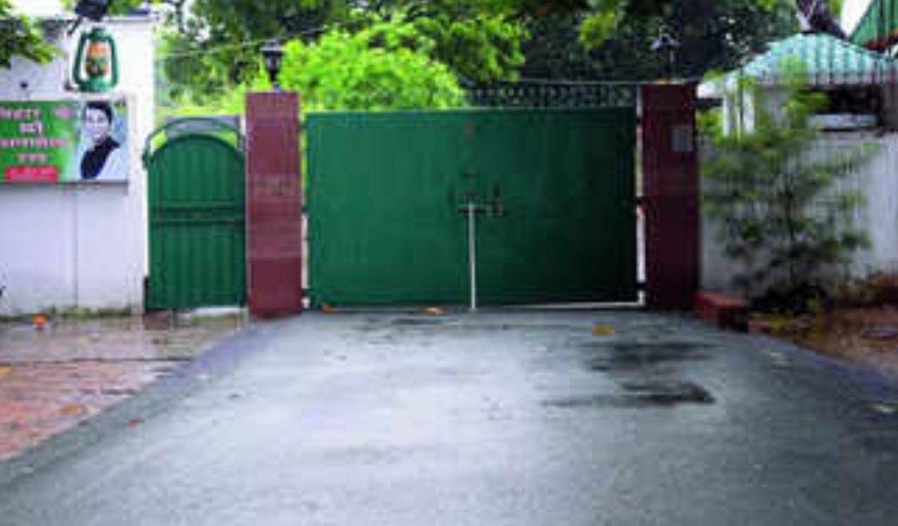 10 Circular Road vacated after 20 years; Rabri Devi and her family have shifted to a new residence.