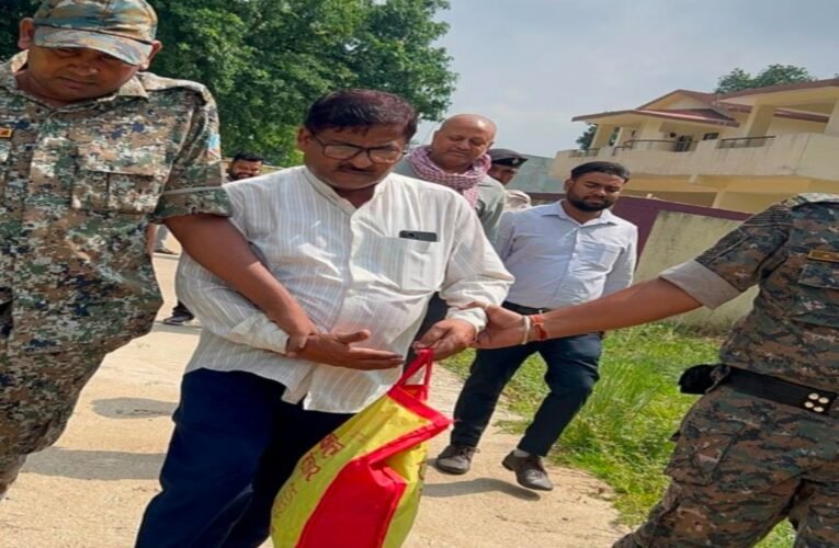 बोकारो : पेटरवार प्रखंड का प्रधान सहायक 8 हजार रुपये घूस लेते रंगे हाथों गिरफ्तार