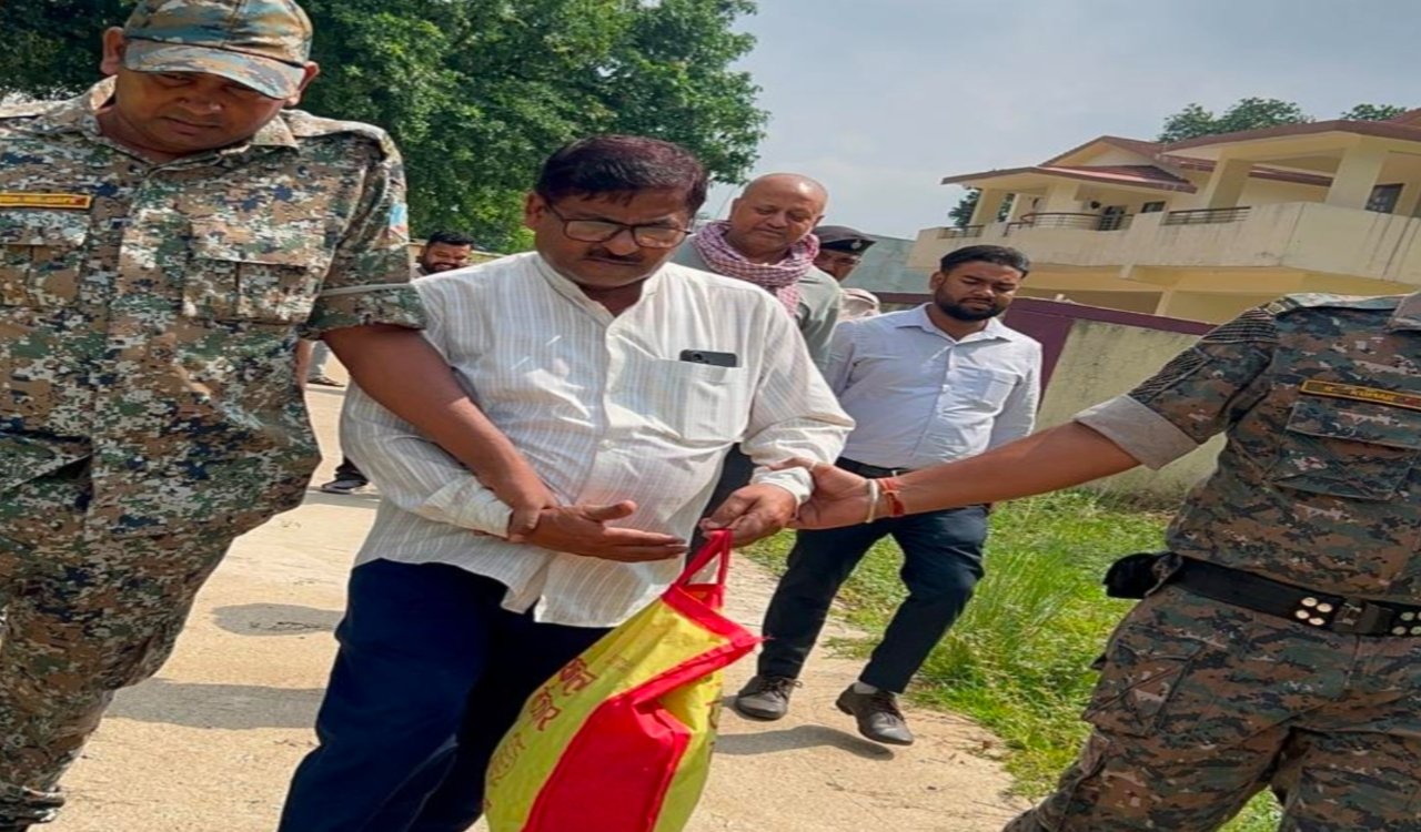 Bokaro: Head Assistant of Petarwar Block arrested red-handed while accepting a bribe of 8,000.