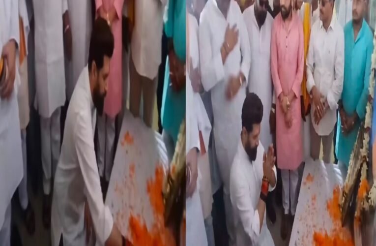 Bharat Tiwari Encounter : बिलौटी गांव पहुंचे चिराग पासवान, मां की आंखें नम देख खुद भी हुए भावुक, घुटनों के बल बैठकर दी श्रद्धांजलि
