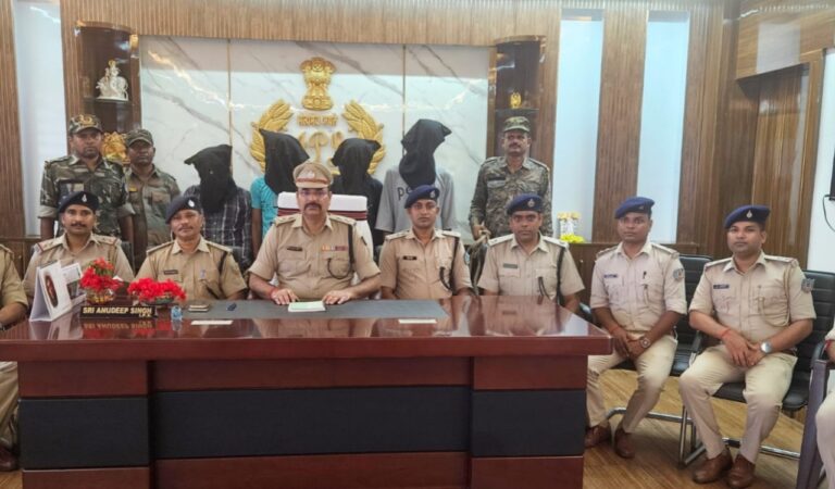 पाकुड़ पुलिस को बड़ी सफलता, एक सप्ताह में दो चोरी कांड का खुलासा; चार अंतरराज्यीय चोर गिरफ्तार