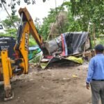 रांची नगर निगम का 'सॉफ्टवेयर': डीपीएस चौक से मेकॉन तक चला अतिक्रमण विरोधी बुलडोजर, अवैध गैरेज और मीट दुकानें जमींदोज Ranchi Municipal Corporation's 'Software': Anti-encroachment bulldozer rolls from DPS Chowk to Mecon; illegal garages and meat shops razed.