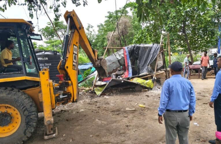 Ranchi Municipal Corporation's 'Software': Anti-encroachment bulldozer rolls from DPS Chowk to Mecon; illegal garages and meat shops razed.
