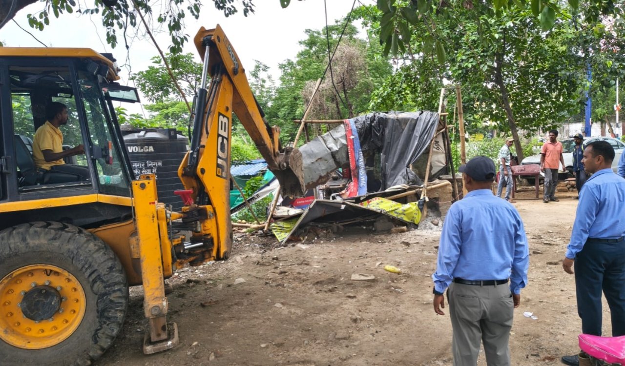 Ranchi Municipal Corporation's 'Software': Anti-encroachment bulldozer rolls from DPS Chowk to Mecon; illegal garages and meat shops razed.