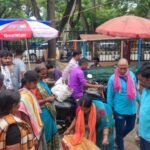 मोरहाबादी हाट बंद होने पर फूटा सब्जी विक्रेताओं का गुस्सा, सड़क पर उतरे सैकड़ों दुकानदार, प्रशासन के खिलाफ नारेबाजी Vegetable vendors' anger erupts over the closure of Morhabadi Haat; hundreds of shopkeepers take to the streets and raise slogans against the administration.