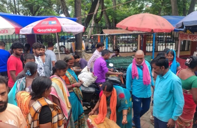 Vegetable vendors' anger erupts over the closure of Morhabadi Haat; hundreds of shopkeepers take to the streets and raise slogans against the administration.