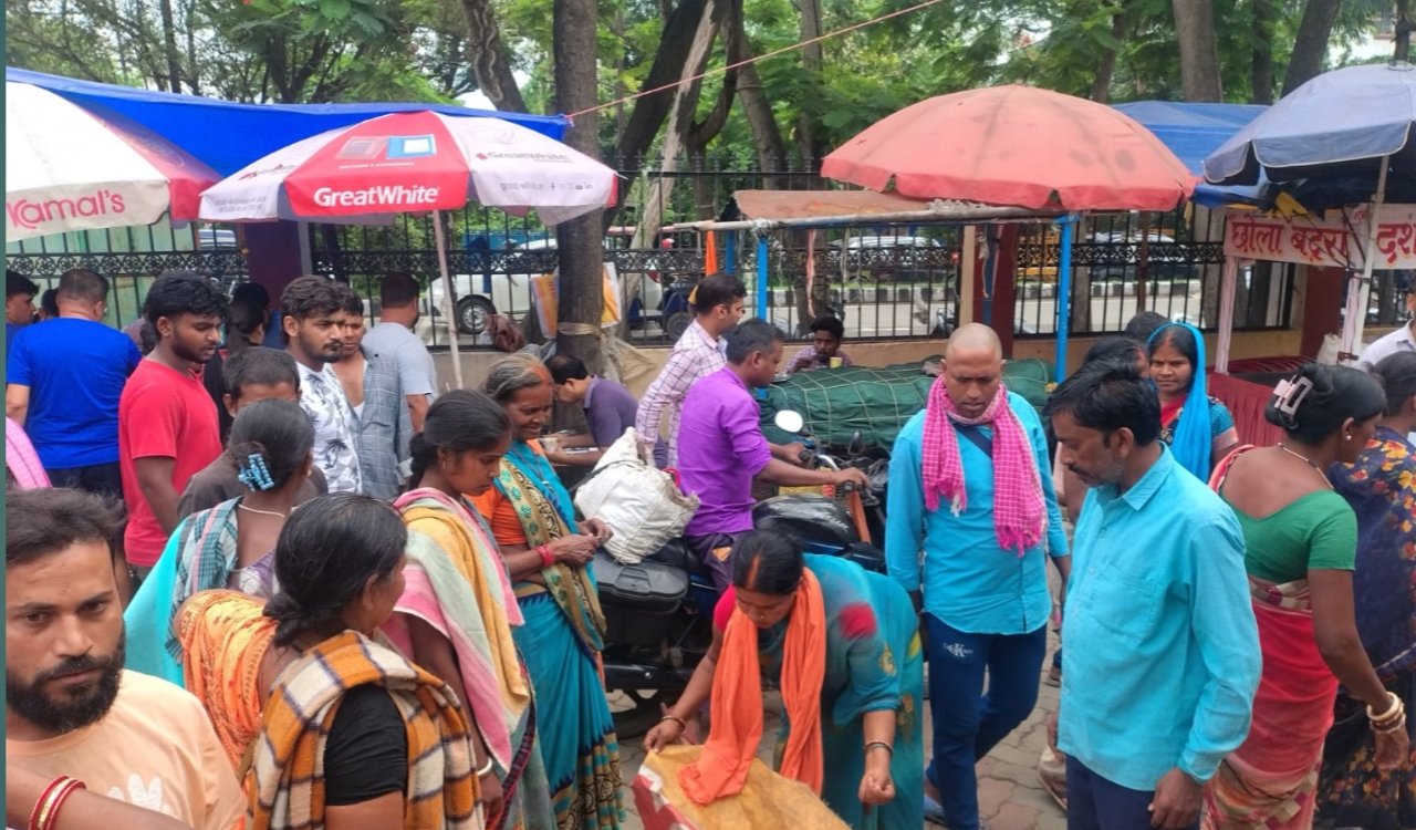 Vegetable vendors' anger erupts over the closure of Morhabadi Haat; hundreds of shopkeepers take to the streets and raise slogans against the administration.