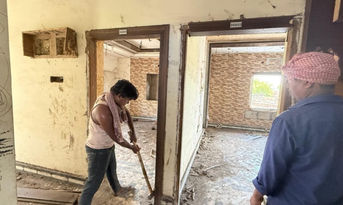 Major action against gangster Prince Khan in Dhanbad; bulldozer used on his Wasseypur home.