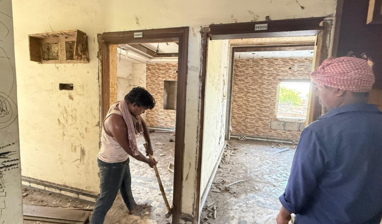 Major action against gangster Prince Khan in Dhanbad; bulldozer used on his Wasseypur home.