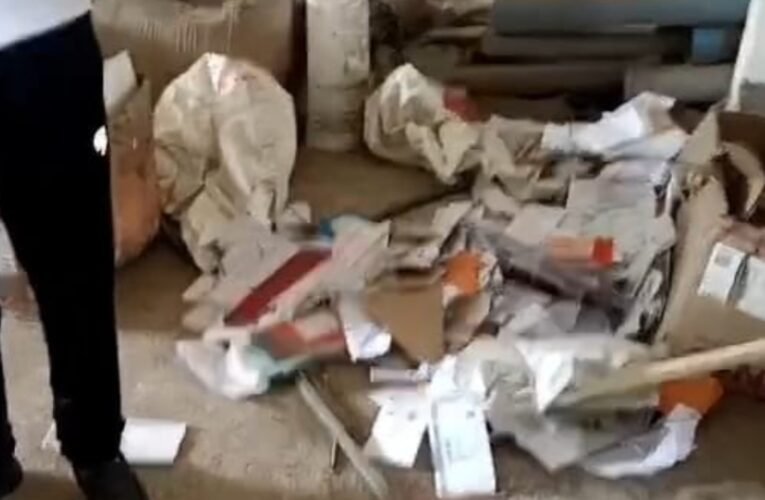 Major negligence by the Postal Department in Ranchi: Aadhaar cards, PAN cards, ATM cards, and government notices—stuck in transit for a year—were found at a postman's house.