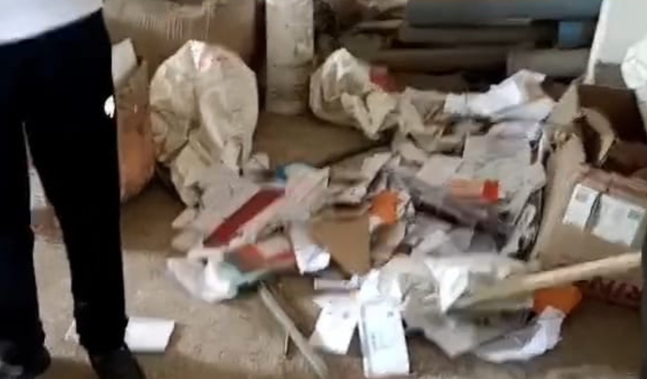 Major negligence by the Postal Department in Ranchi: Aadhaar cards, PAN cards, ATM cards, and government notices—stuck in transit for a year—were found at a postman's house.