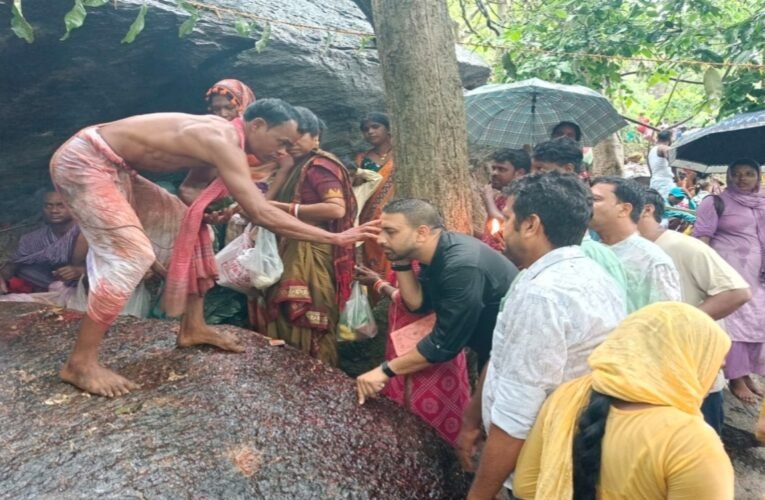 कन्हाईश्वर पहाड़ पूजा: तीन राज्यों के श्रद्धालुओं ने की पूजा-अर्चना,कुणाल षाड़ंगी हुए शामिल