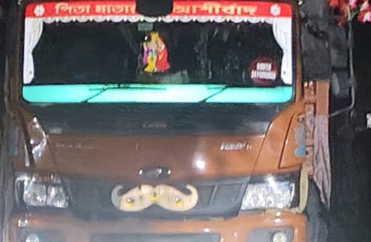 गोला में चमड़ा लदा ट्रक जब्त, तस्करी की आशंका पर पुलिस जांच में जुटी