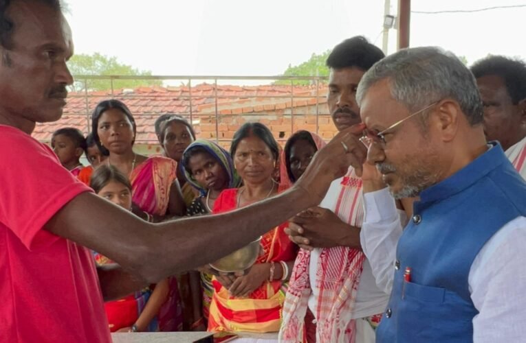 Babulal Marandi participated in the collective prayer at Manjhi Than in Jamtara.