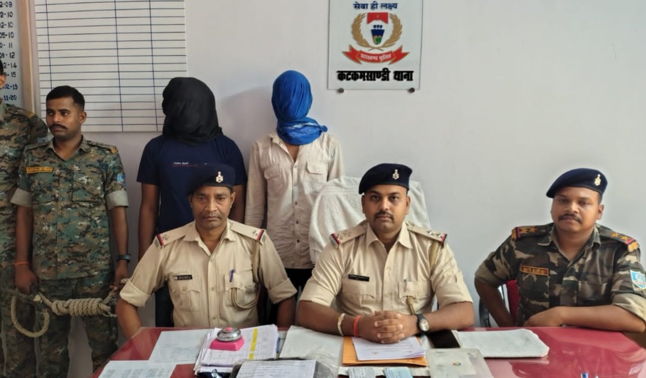 Motorcycle robbery case in Hazaribagh solved; two accused arrested.