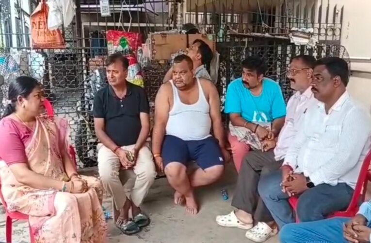 जमशेदपुर डीडी बार हत्याकांड: पूर्व विधायक सीता सोरेन ने पीड़ित परिवार से की मुलाकात, सरकार को घेरा