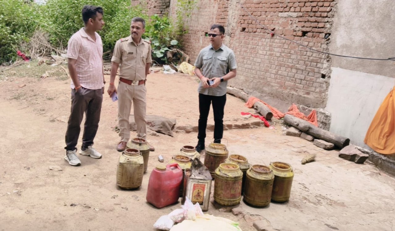 Major crackdown on illicit liquor in Godda; large quantities of materials, including 100 liters of Mahua liquor, seized.