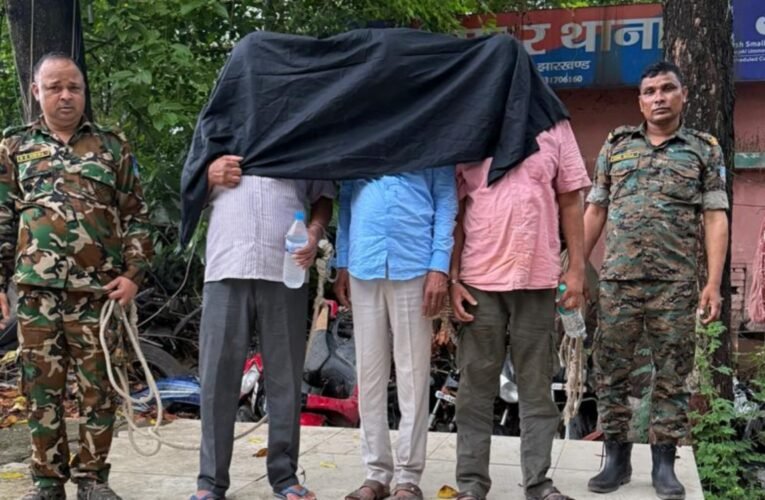 Three smugglers arrested in Ranchi with 320 grams of cannabis; ₹72,500 in cash and two bikes seized.